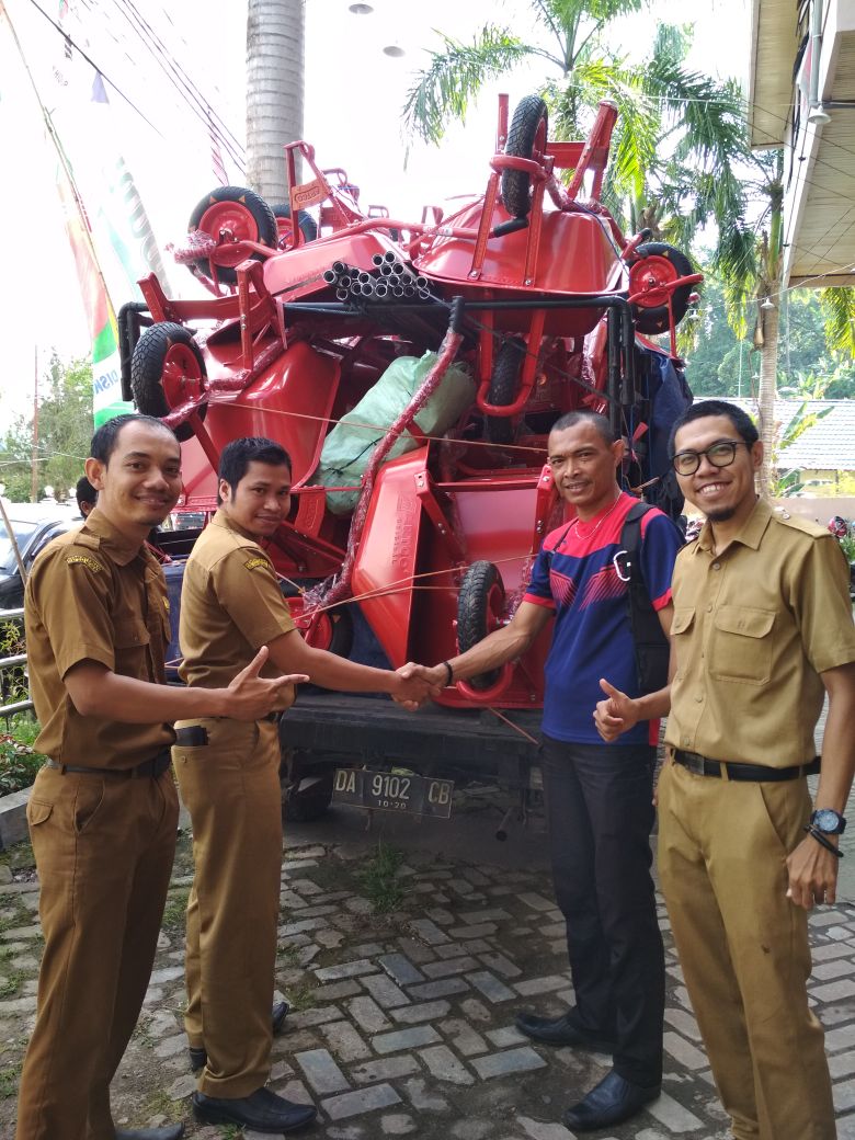 ekooryza's tweet photo. Bantuan alat pascapanen Kelompok Tani Sawit Rindang Jambangan, #kotabaru  #perkebunanJaya @fkp2indonesia @jokowi https://t.co/IVzkvrr0Fl