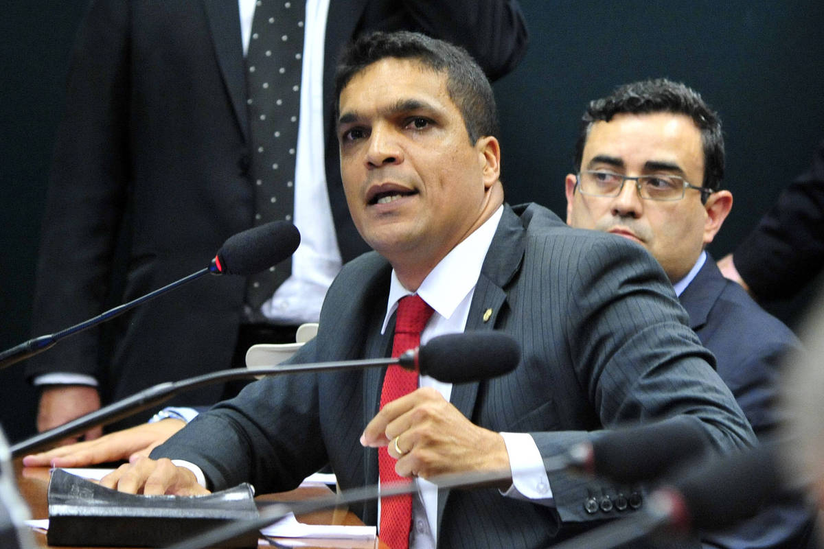 'Eles vão tentar me matar' | Cabo Daciolo vai a monte jejuar, ataca Illuminati e se compara a Enéas trib.al/Hr1axxH