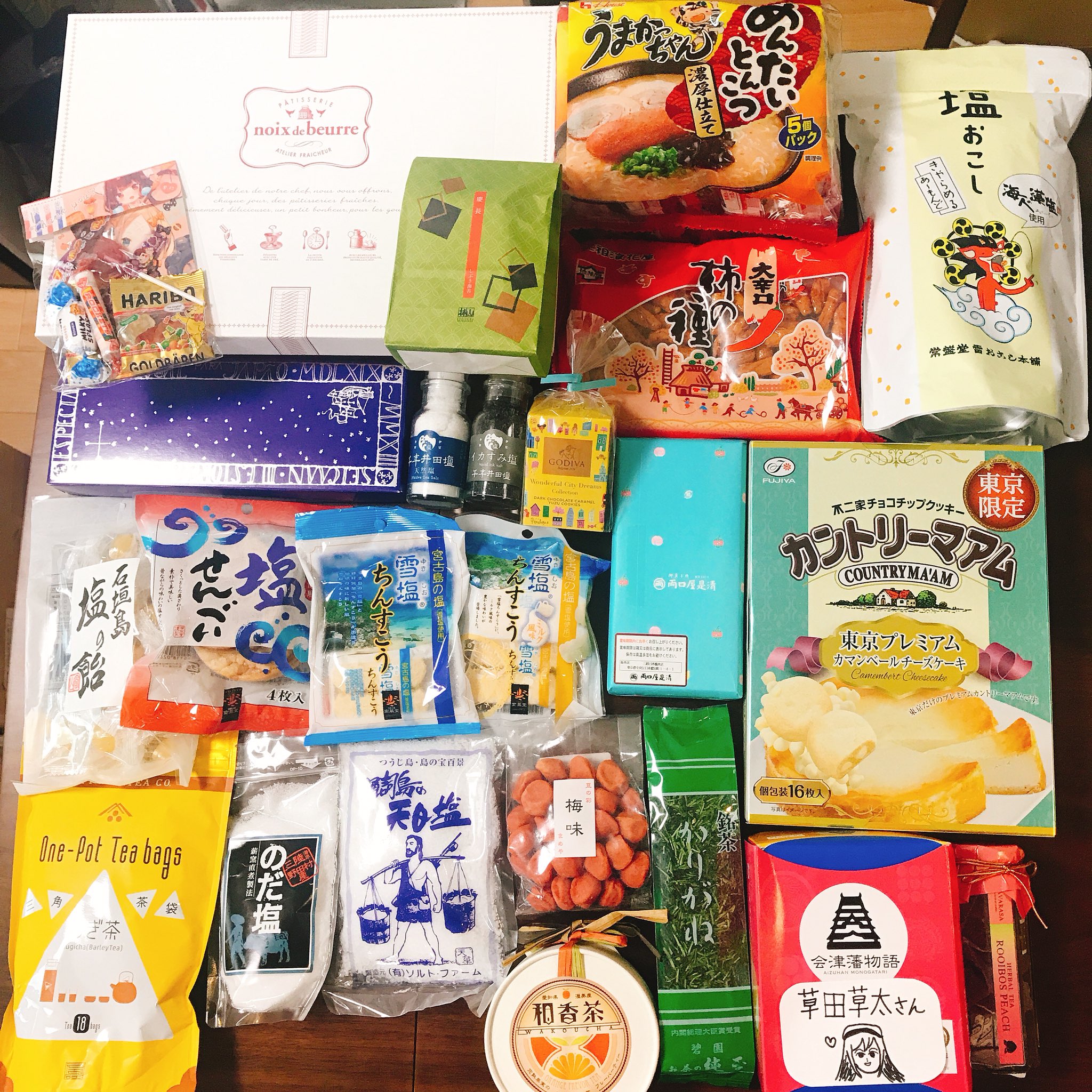 草田草太 Fanbox 夏コミでいただいた差し入れの開封式 今回も沢山の差し入れありがとうございます 食べ物の他にも色紙や名入りのキャップなどいただいてしまった T Co 3w249ictco Twitter