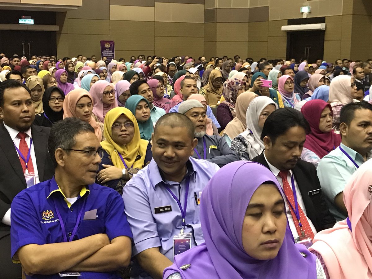 norehamohd's tweet photo. #APC2017 @MOWorks seramai 864 penerima Anugerah Perkhidmatan Cemerlang KKR @baru_bian @HjAnuarTahir @ZohariAkob @saranidollah @RoslanMdTaha @Asricidb @JKRMalaysia @LLMinfotrafik @CIDBMALAYSIA1 #infrarakyat https://t.co/tBINojhSRZ