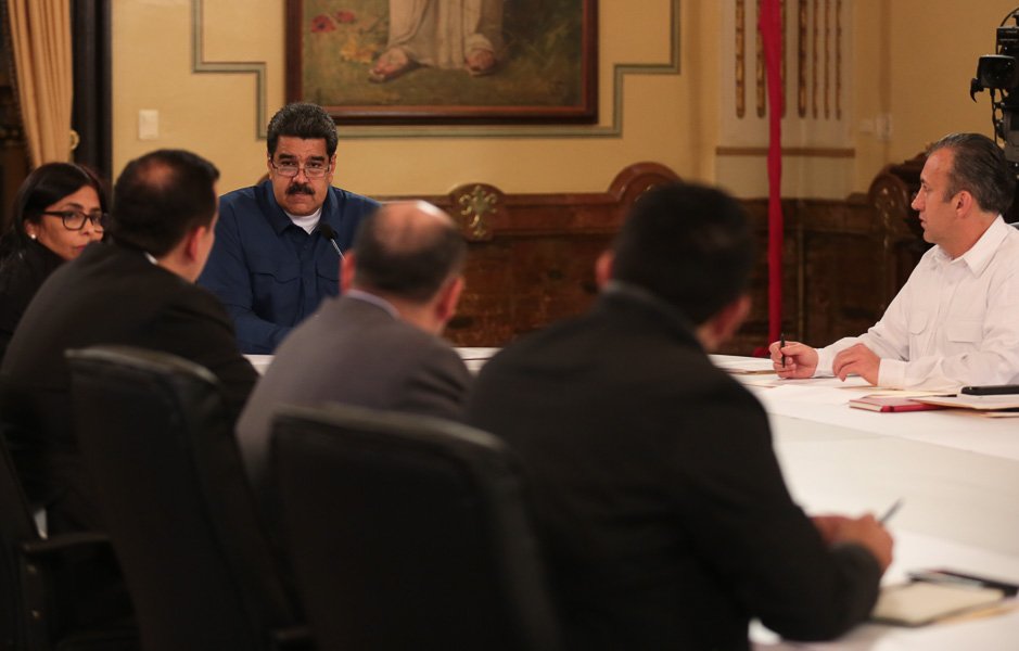 Via <a href="/RMarcoTorres/">Rodolfo Marco Torres</a> El jefe de Estado, <a href="/NicolasMaduro/">Nicolás Maduro</a>, declaró el próximo lunes 20 de agosto como día no laborable, en el marco de la entrada en vigencia del nuevo cono monetario, que destaca la eliminación de los cinco ceros de la moneda.… dlvr.it/QfnzpT