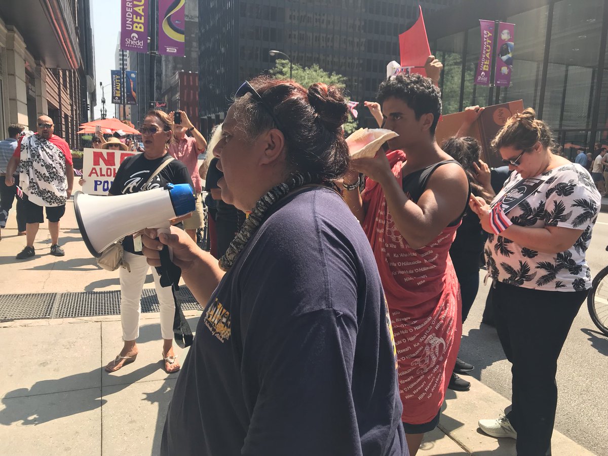 oha_hawaii's tweet photo. HUNDREDS PROTEST ALOHA POKE COMPANY
Two hundred protestors rallied today against Aloha Poke Company’s aggressive efforts to assert ownership over the Native Hawaiian word “aloha. #AlohaNotForSale https://t.co/XR5ARRzSHr