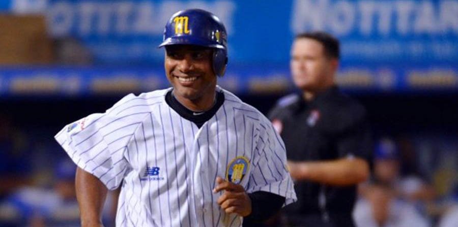 Rdyplus's tweet photo. Melvin Mora está considerando jugar de nuevo con Magallanes -  https://t.co/aljM5sDXIg https://t.co/BLDhb5KpSA