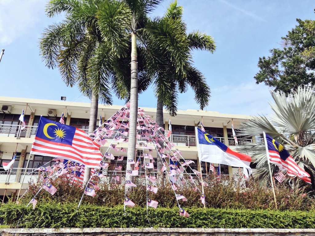 Kibarkan Jalur Gemilang Dengan Penuh Semangat &amp; Keceriaan Di Bulan Kemerdekaan 2018 @ZulkiflyGhani <a href="/JKRMelakaTengah/">JKR Melaka Tengah</a> <a href="/HafrinSalleh/">Hᴀғʀɪɴ Sᴀʟʟᴇʜ</a> <a href="/jasinjkr2016/">JKR DAERAH JASIN MELAKA</a> <a href="/JKRMalaysia/">JKR Malaysia</a> @MOWorks #sayangimalaysiaku