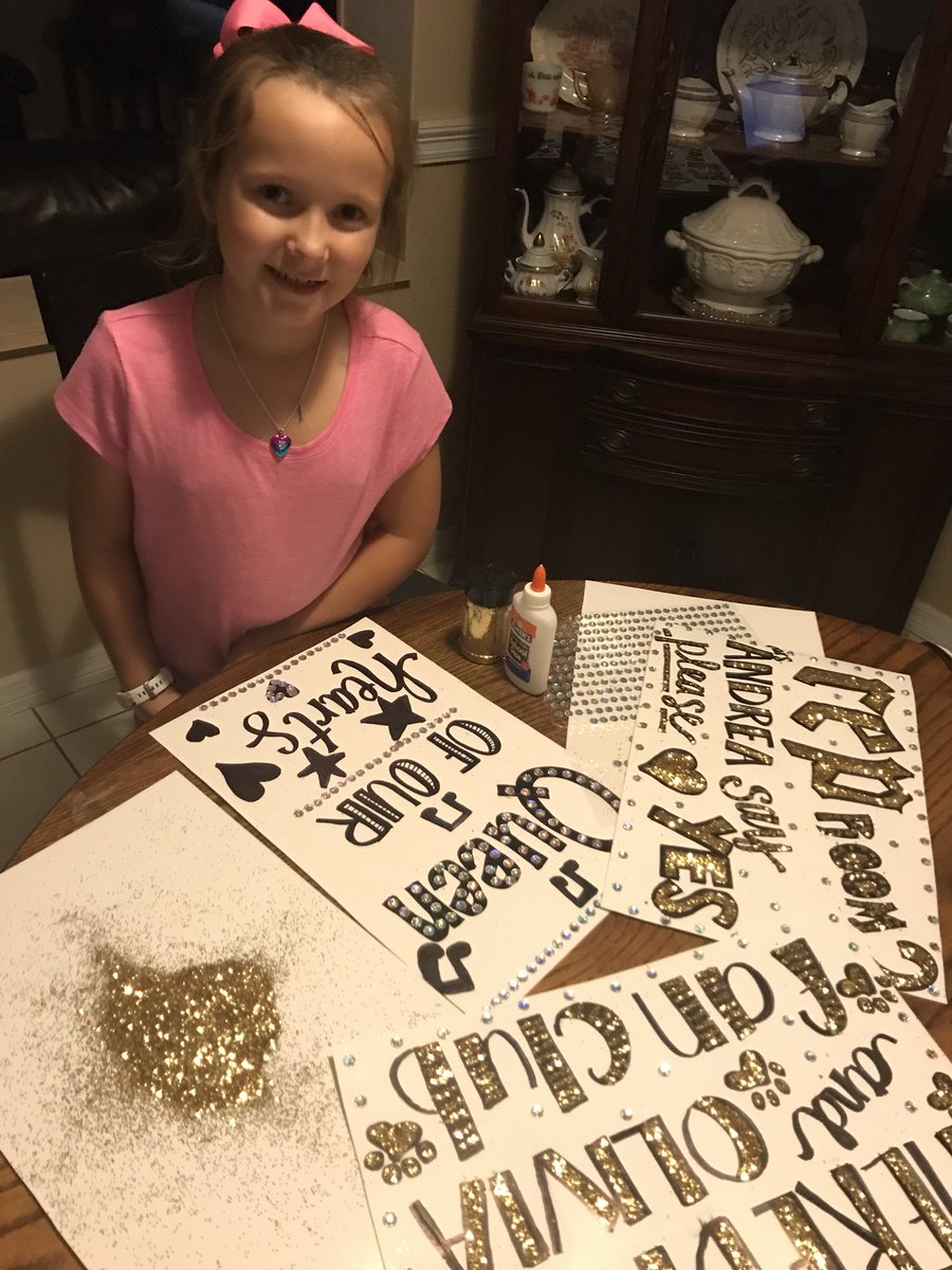 jaked521's tweet photo. Her earlier making signs @taylornation13 @taylorswift13 https://t.co/GTXKSeP1Vu