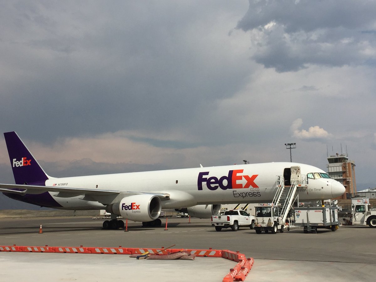 skippya1234's tweet photo. @FedEx  Can I have a job? Beautiful Fedex plane. Getting ready for her flight tonight. https://t.co/2VcgrdPQDC