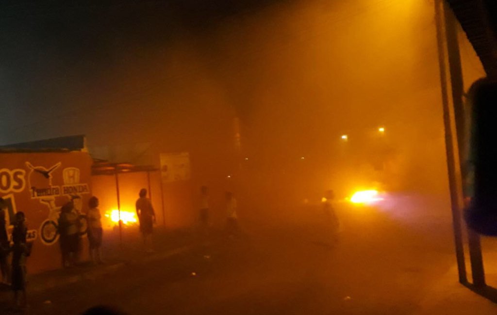 luisgonzaloprz's tweet photo. #URGENTE 10:45 PM- Varias zonas de #Maracaibo en el estado #Zulia se reportan fuertes #Protestas tras llevar más de 80 hrs #SinLuz

Ciudadanos toman las calles en Lomas del Valle prolongación Amparo #13Ago https://t.co/WYP14csVOz