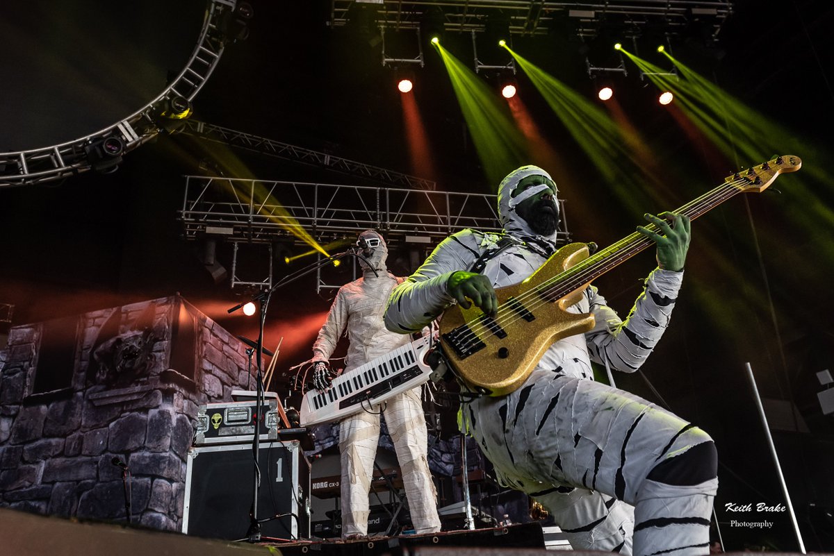 Excellent show from <a href="/El_Monstero/">El Monstero</a> and <a href="/hctmummies/">HereComeTheMummies</a> at <a href="/HollywoodAmpSTL/">Hollywood Casino Amphitheater</a> . Check out the review and lots of pics here: midwestrewind.com/2018/08/13/el-…