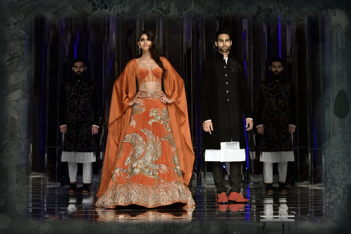 MMalhotraworld's tweet photo. An aura of regal sophistication merged flawlessly with rich heritage needlecraft giving ensembles the label's signature flair of elegance.
@ManishMalhotra
#ManishMalhotra #Zween #Couture #HauteCouture #JWMarriott #ManishMalhotraBride #Couture2018 #Handcraft #Timeless https://t.co/3trmdbvuQ1
