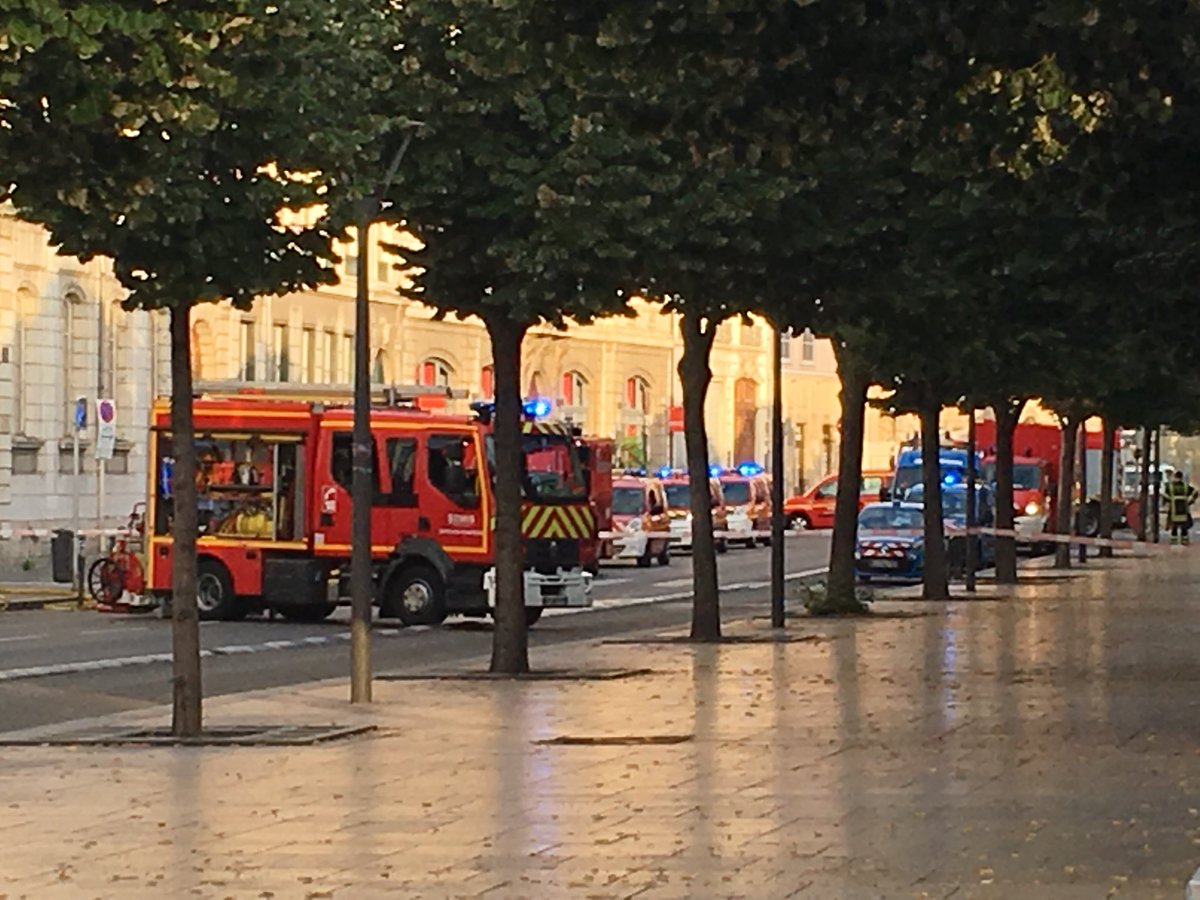 F3Rhone_Alpes's tweet image. #Lyon Une procédure gaz renforcée a été enclenchée place Bellecour. Une fuite suite à des travaux est désormais maîtrisée. Aucun risque pour les riverains selon les pompiers. Photos #SDMIS 69