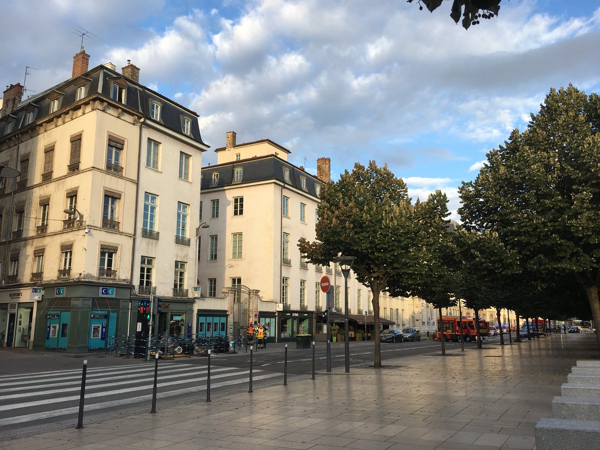 F3Rhone_Alpes's tweet image. #Lyon Une procédure gaz renforcée a été enclenchée place Bellecour. Une fuite suite à des travaux est désormais maîtrisée. Aucun risque pour les riverains selon les pompiers. Photos #SDMIS 69