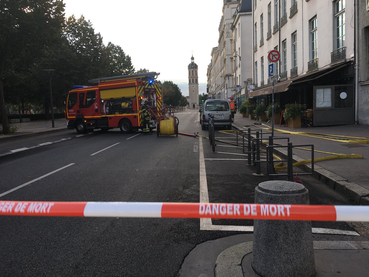 F3Rhone_Alpes's tweet image. #Lyon Une procédure gaz renforcée a été enclenchée place Bellecour. Une fuite suite à des travaux est désormais maîtrisée. Aucun risque pour les riverains selon les pompiers. Photos #SDMIS 69