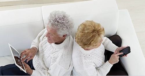 Die #Digitalisierung hält immer mehr Einzug in das Leben von Senioren. Sie nutzen Smartphones und Tablets besonders, um sich im Alltag zu helfen und um mit der Familie in Kontakt zu bleiben. bit.ly/2MgpUQW