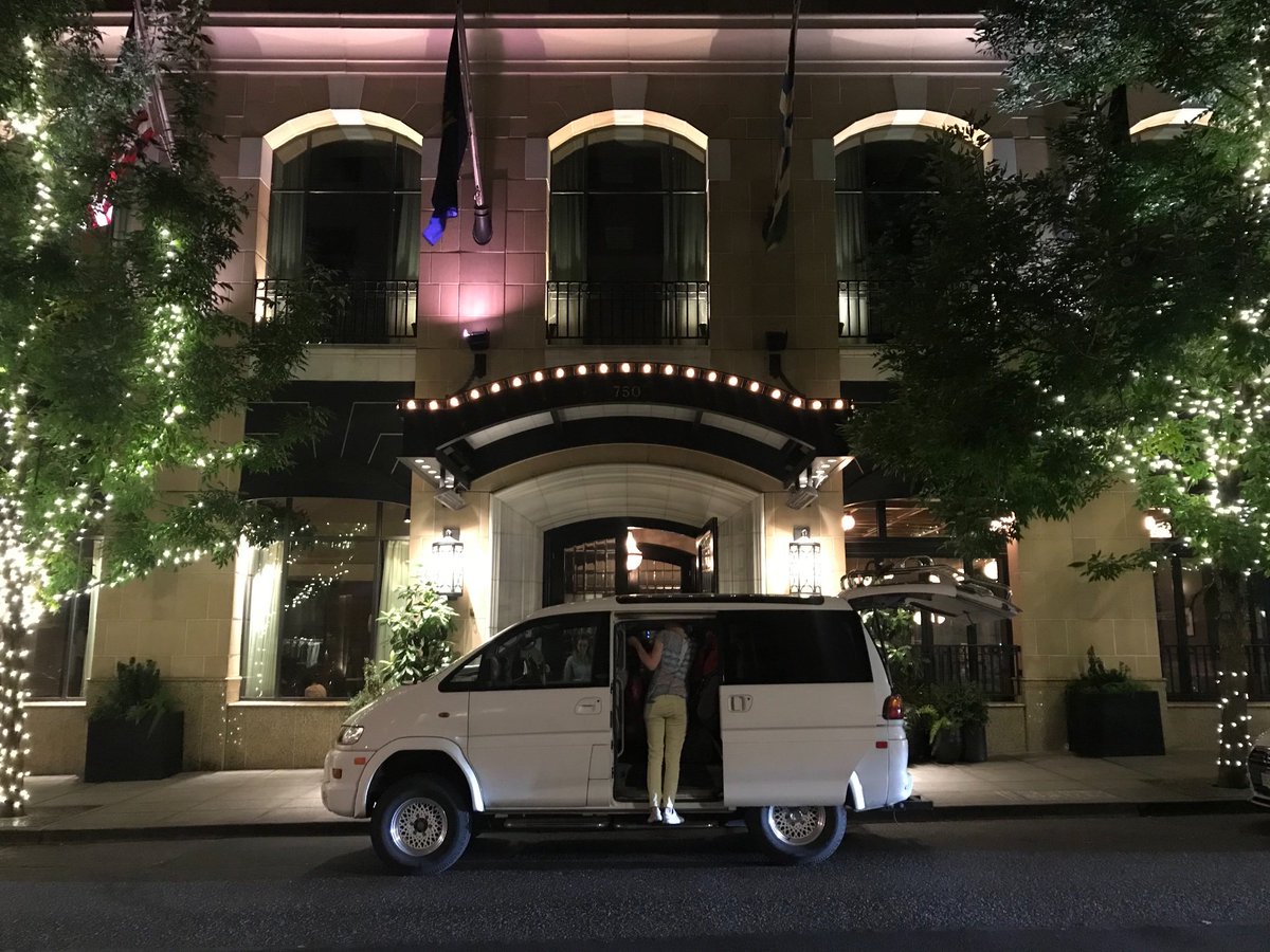 lunafiko's tweet photo. One valet to another - โthey have a.. umm... an RV type thingโ ๐คฆ๐ผโโ๏ธ#fancyvanlife https://t.co/QYrFPiTUZ4