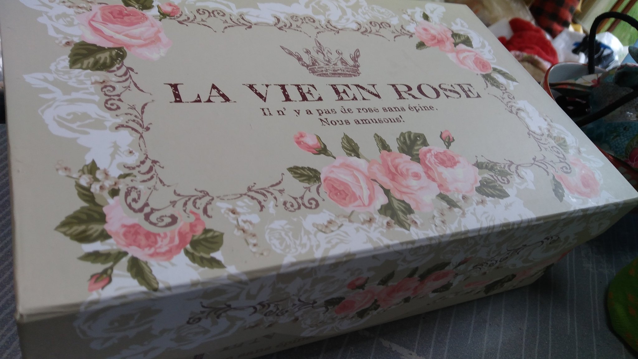 世界に一つだけの花企画 ローズ ダイソー でギフトボックスをget 小物入れにしました これで机の上もスッキリ 色々なサイズがあったので 用途に合わせて使いたいな 丸型より四角の方が開閉しやすくおすすめ 100均 ダイソー ギフトボックス バラ