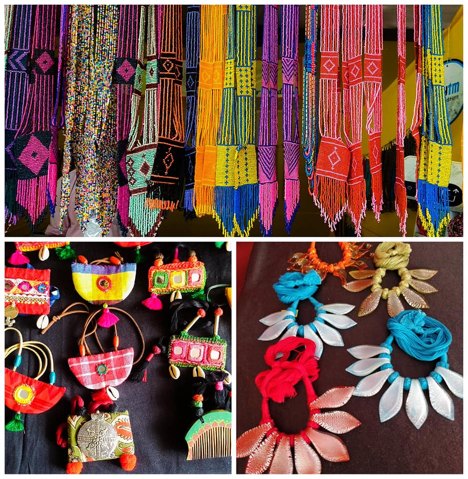 dastkar_delhi's tweet photo. The art of bangle making has retained its authenticity over the years. Come find this token of tradition and other handcrafted pieces of jewellery only at- Bengaluru Nature bazaar
10th-19th Aug 2018|11am-8pm
#dastkar #handcrafted #naturebazaar #jewellery #bengaluru #accessory https://t.co/JJImqZuaqP