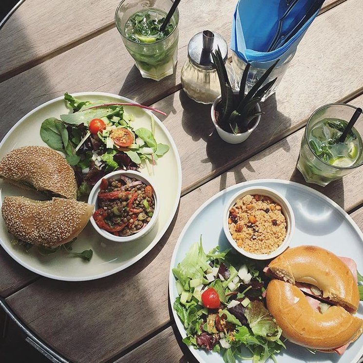 Genieten van de laatste vakantiedagen op ons terras: ✔️.  Kom je nog eens genieten van een drankje op onze kosten, @lipstick_and_labcoats? #wasbar