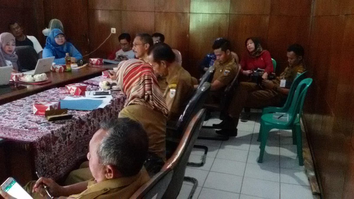 bappeda_pdg's tweet photo. Pembahasan Laporan Pendahuluan Kajian Penurunan Kesenjangan Kemiskinan di Kab Pandeglang. Kerjasama antara Bappeda Pandeglang dan LPPM Untirta (14/08)
@Kurniahutama #bidanglitbang #bappeda #pandeglang #hutRIke73 #eplapbappeda https://t.co/dkZp0HysaQ