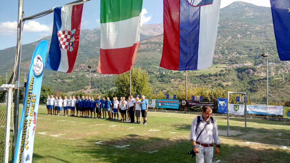 pljockar's tweet photo. U gradiću Brissogne, Valle D'Aosta (IT), održan drugi susret reprezentacija Hrvatske, Italije i Slovenije u pljočkanju. https://t.co/Uqy7db7jk4