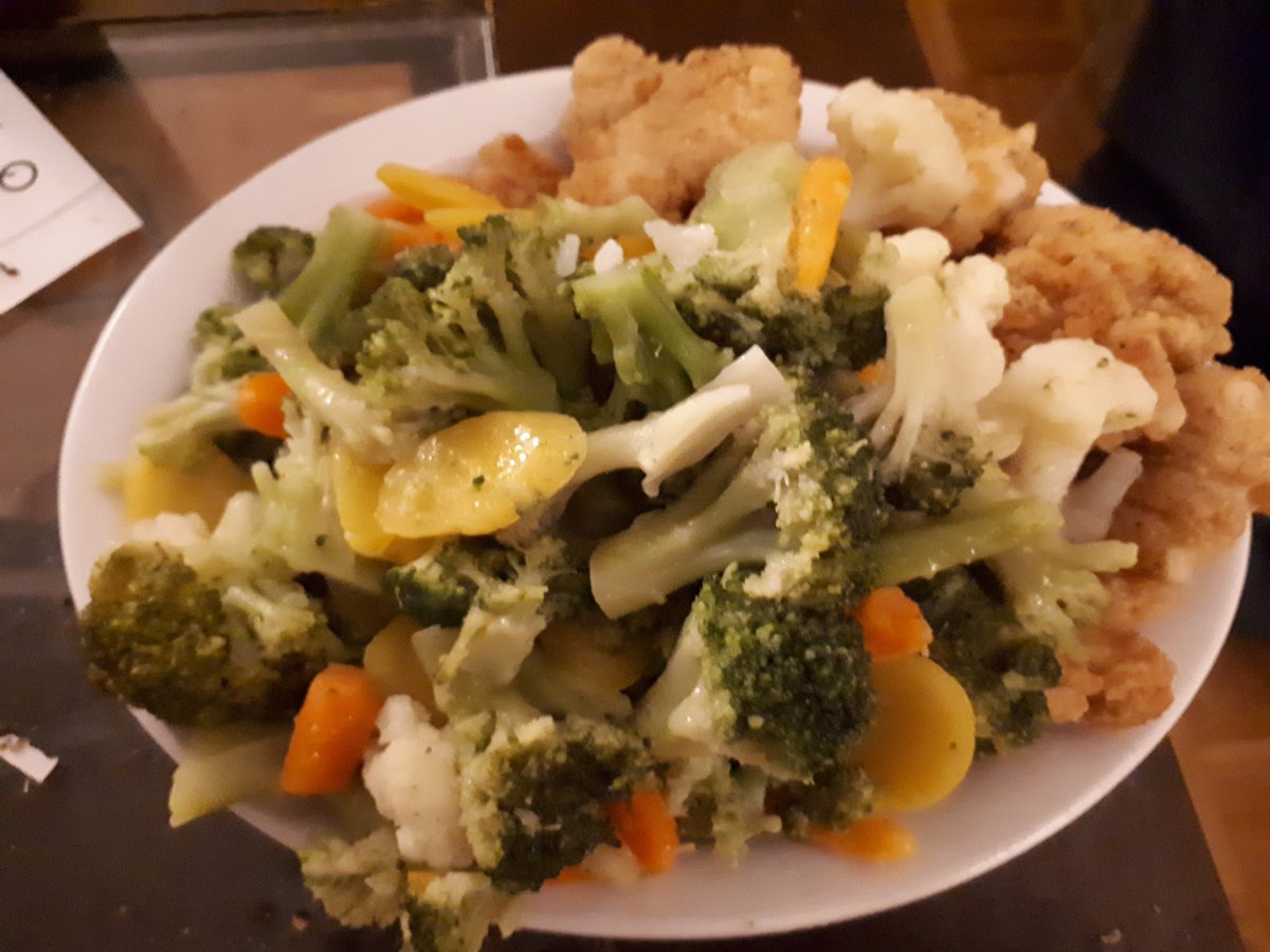 HuskerFox's tweet photo. Tonight's dinner is simple. Pre-Fried Chicken with spices that taste like KFC.
(It's cheating but it's tastyπ)
Steamed #Vegetables :
#Carrots
#Broccoli
#Cauliflower
#Turnip
#Cooking
#FursThatCook https://t.co/vemMOLrKRt