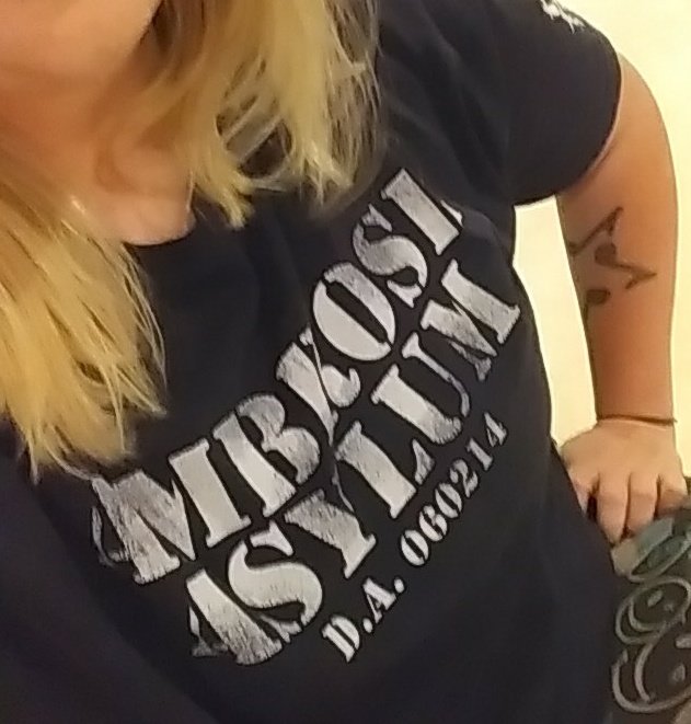 HvyMetLHippE's tweet photo. This post is an hour late, but my baby is back! 😭😭😭😭
 And I was even wearing his shirt! (I might be psychic) 
#WWE #RAW #AmbroseReturns #imcrying https://t.co/sgcJHTVhW8
