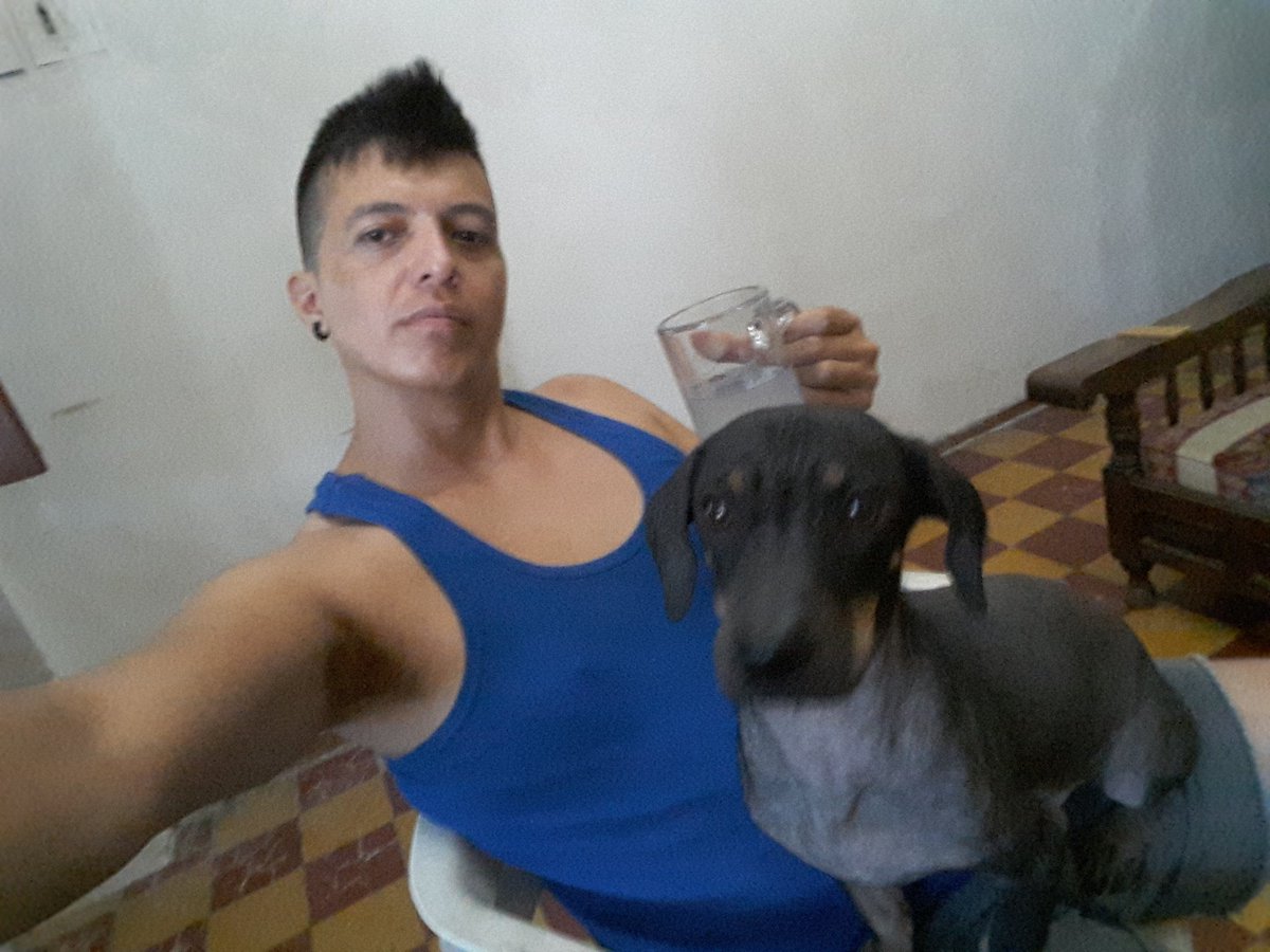 angelironic's tweet photo. Ayer bebiendo con mi hijo #cheester https://t.co/y0zmaHIL8d