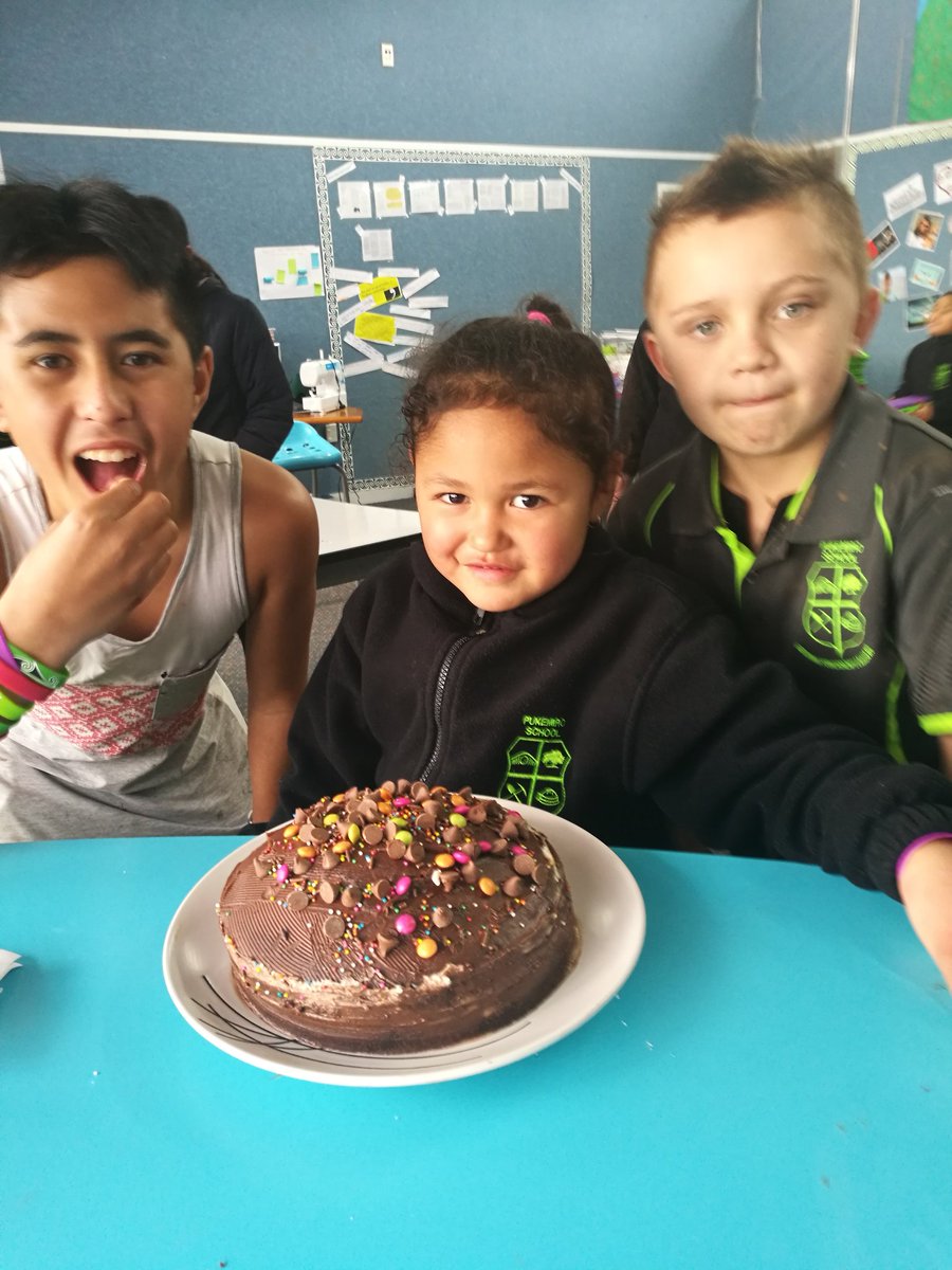 WenzNZ's tweet photo. Ss made ten cakes today, mixed, baked and decorated...and they took a share of their one home to share. Here's a few of the finished products...
#stem #baking #nzstem https://t.co/EsxBP02FDZ