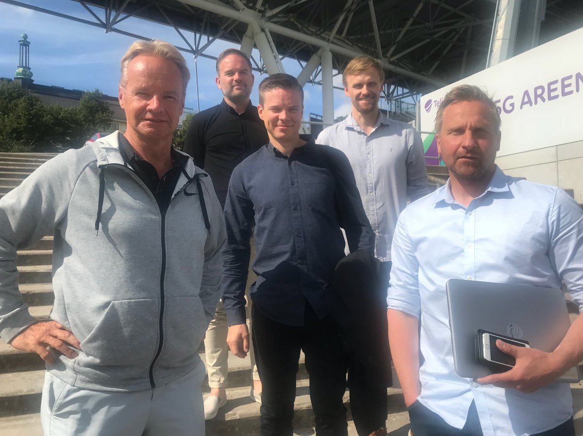 Palloliitossa viikko starttasi tietopaketilla, kun mj-valmentaja Juha Malinen (vas.), aluevalmentaja Teemu Eskola, pelianalyysiasiantuntija Henri Lehto, urheilutoimenjohtaja Hannu Tihinen ja mv-valmentaja Antti Niemi avasivat U19 EM-projektia ja datan käyttöä pelaajakehityksessä.