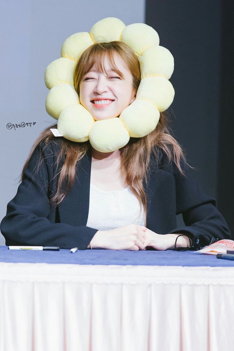 98THBA's tweet photo. AGOSTO É UM MÊS CHEIO DE ANIVERSÁRIOS E HOJE É O DIA DA MINHA SUNBAE @95THAJ! Feliz aniversário para minha ultimate idol. Espero que seu dia seja tão incrível igual tu és. THE PRETTIEST FLOWER AND BANANA IN THIS WORLD. Te amo 💕 https://t.co/AVclqGjjA1