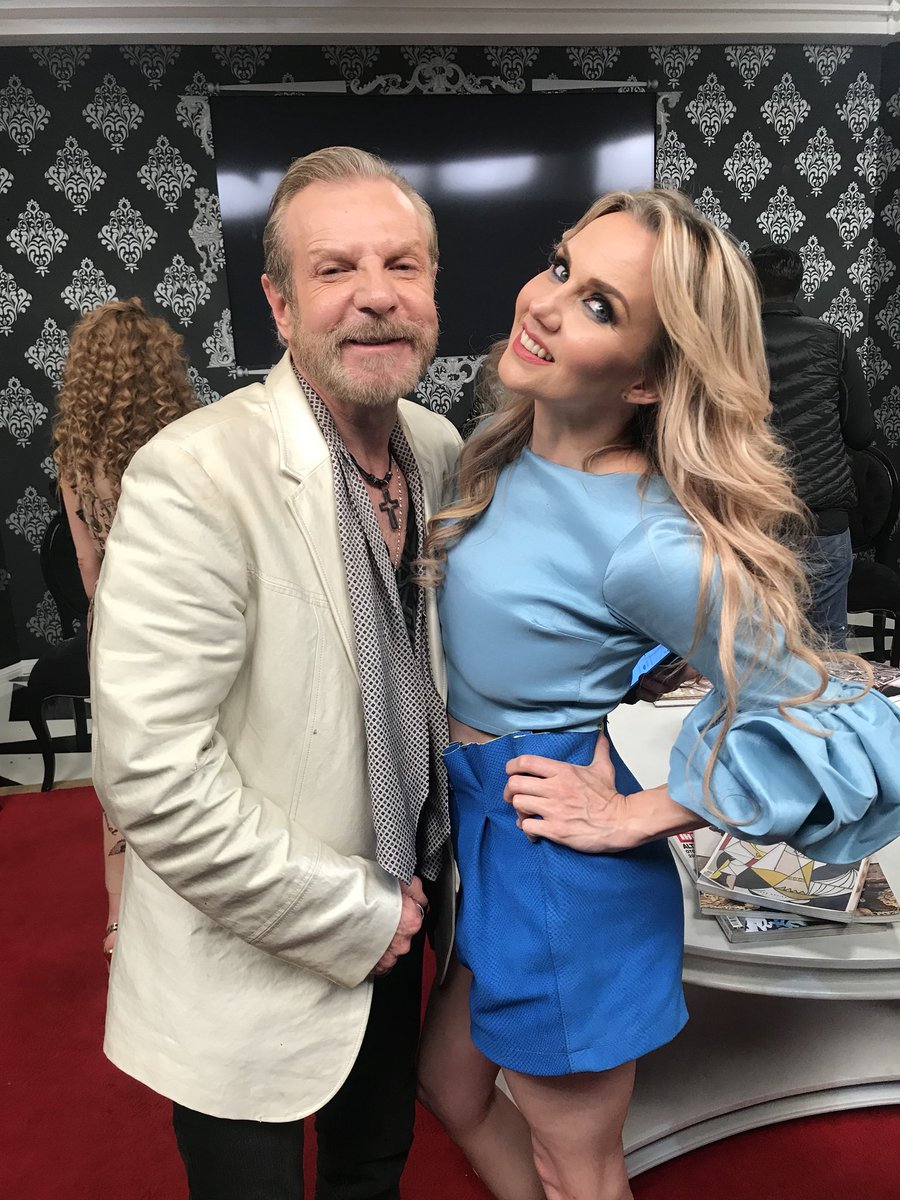 viethmichelle's tweet photo. @actommasiof y con estos invitados como no iba a haber segunda parte ? #CuidateDelaCamara @EdySmol por @Canal_SonyMx https://t.co/jyXvGYtBiE
