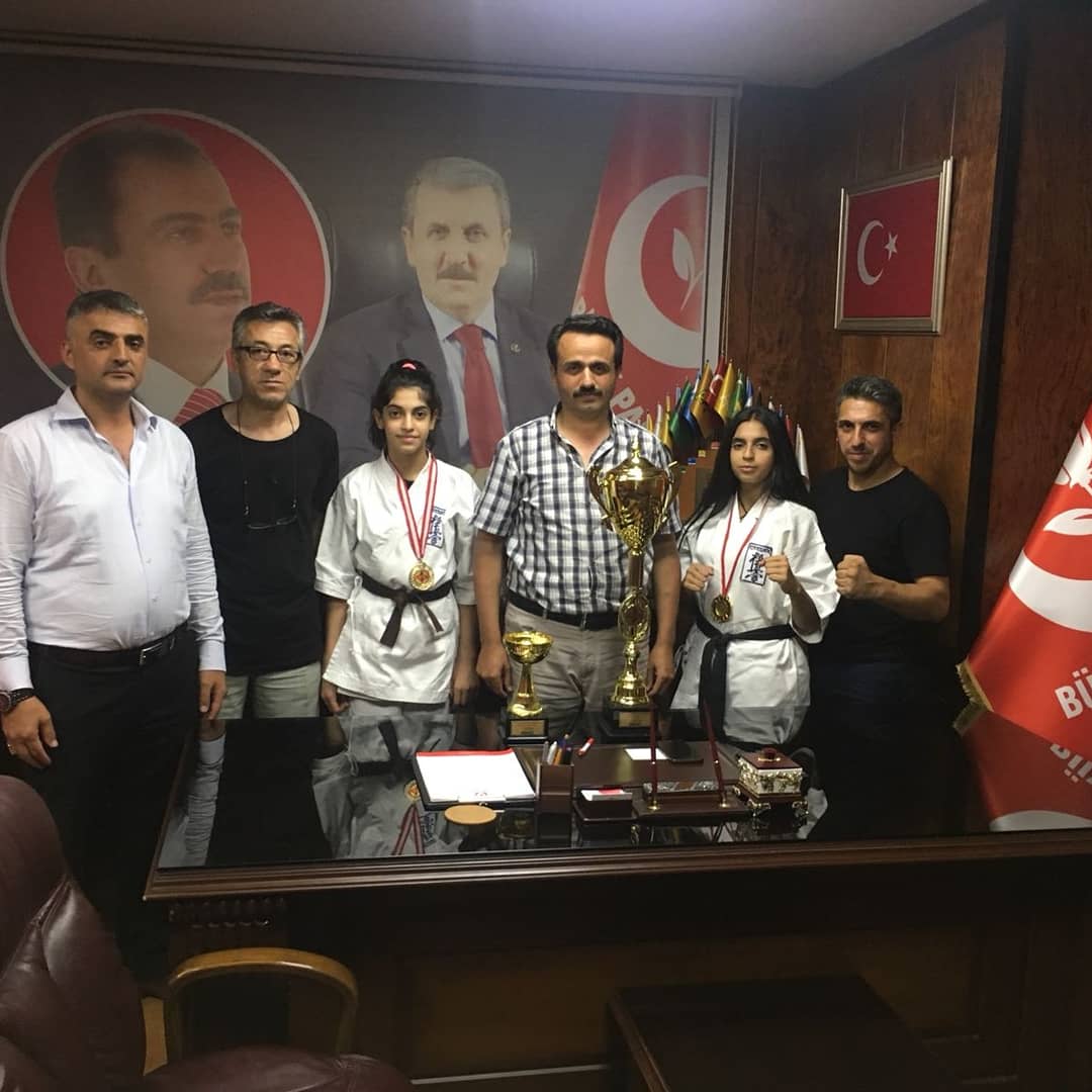 Şampiyonada
50 kg. Ümitlerde 1. Olan Merve Kahraman 
50 kg. Yıldızlarda 2. Olan Meryem Kahraman  35 kg. Miniklerde 2. Olan M.Enes Demirel Gençlerde 3. Olan S. Esra Demirel il başkanlığımızı ziyarete geldiler. 

Sporcularımıza ve hocamıza başarılarının devamını diliyoruz.