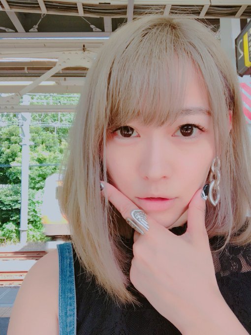 打ち合わせ行ってきた☺️ すっぴん➕髪色で薄ーい感じの写真でお送りします。  あと昨日新しい指輪買ったのー☺️羽のやつ可愛い✨ https://t.co/bO0PzPaKvS<a href="/tag/%E3%83%93%E3%82%AD%E3%83%8B%E3%81%AE%E6%97%A5"class="tags"><span>#ビキニの日</span></a>