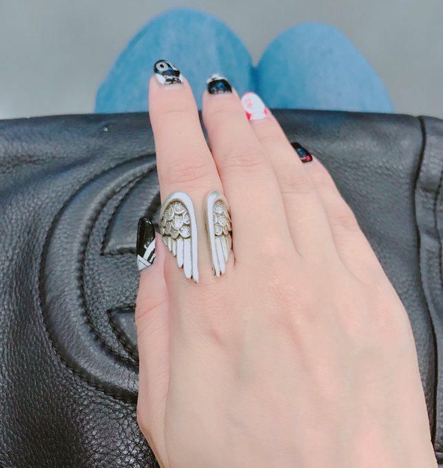 打ち合わせ行ってきた☺️ すっぴん➕髪色で薄ーい感じの写真でお送りします。  あと昨日新しい指輪買ったのー☺️羽のやつ可愛い✨ https://t.co/bO0PzPaKvS<a href="/tag/%E3%83%93%E3%82%AD%E3%83%8B%E3%81%AE%E6%97%A5"class="tags"><span>#ビキニの日</span></a>