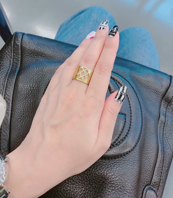 打ち合わせ行ってきた☺️ すっぴん➕髪色で薄ーい感じの写真でお送りします。  あと昨日新しい指輪買ったのー☺️羽のやつ可愛い✨ https://t.co/bO0PzPaKvS<a href="/tag/%E3%83%93%E3%82%AD%E3%83%8B%E3%81%AE%E6%97%A5"class="tags"><span>#ビキニの日</span></a>