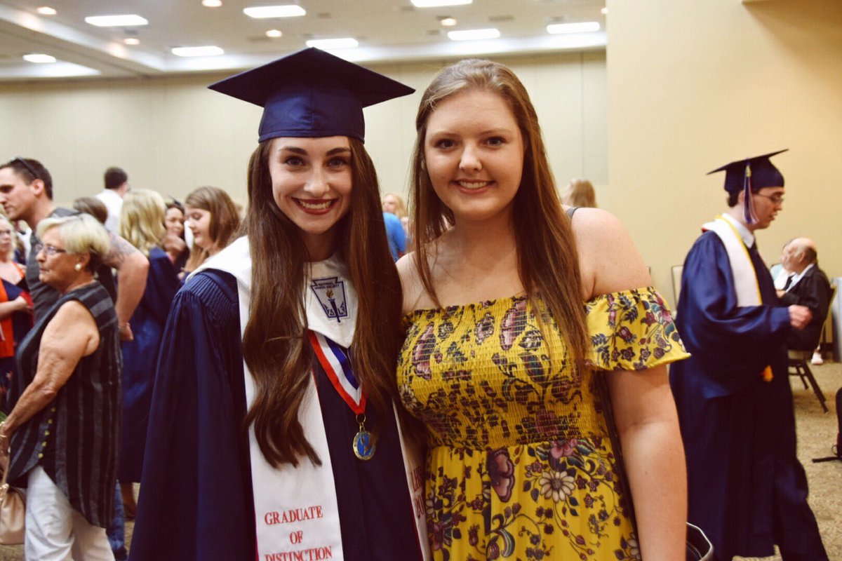 sewell_olivia's tweet photo. it’s actually crazy that you’re 17, and I’ve know you since you were 5. woah. you’re the best lil “sis” i could ever have. I’d die without the nightly ft calls. sending all the hugs to ar with you today.😚😚 https://t.co/FK5bSbKqBC