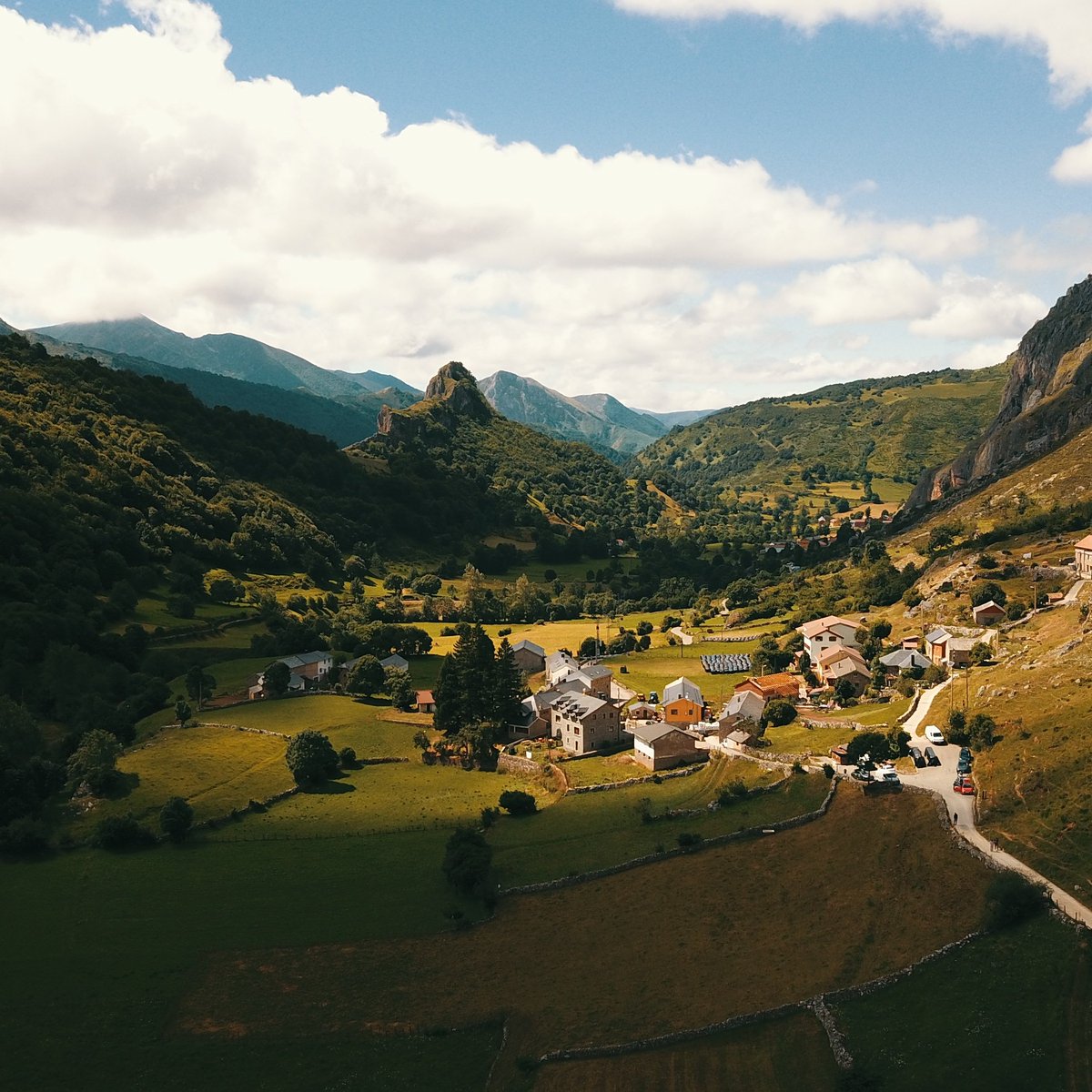 Valle de Lago, Somiedo, Asturias.
Aunque no está en la senda del oso, por su cercanía y espectacular enclave, te recomendamos pasar por este pueblín.

#valledelago #somiedo #asturias