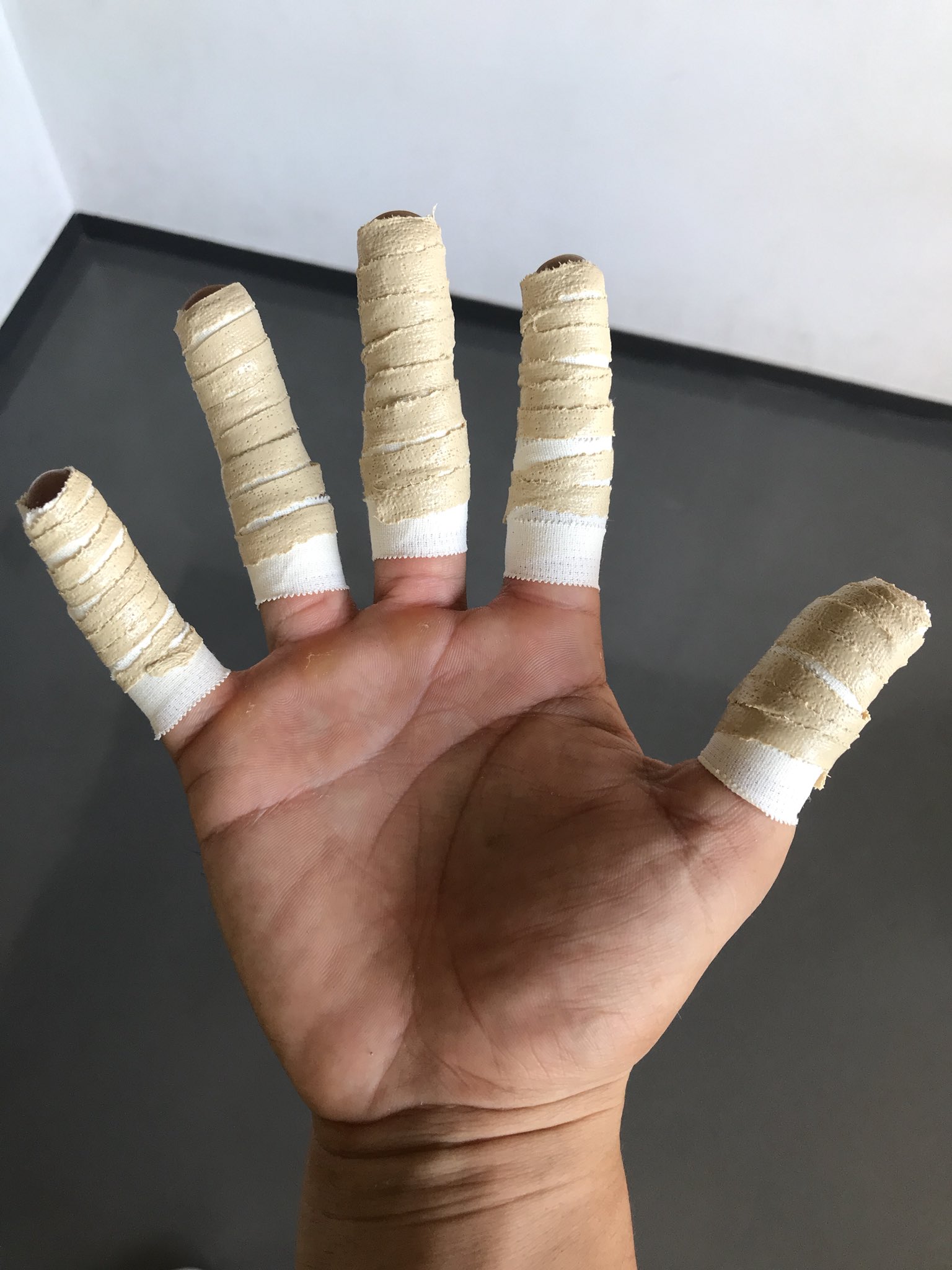 ふじもん ハンドボール選手 中高生ハンドボーラー必見 今回ふじもんおすすめの 粘着力up 指 が動かしやすい少し変わった両面テープの巻き方をご紹介します ふじもん流両面テープの巻き方 1 両面