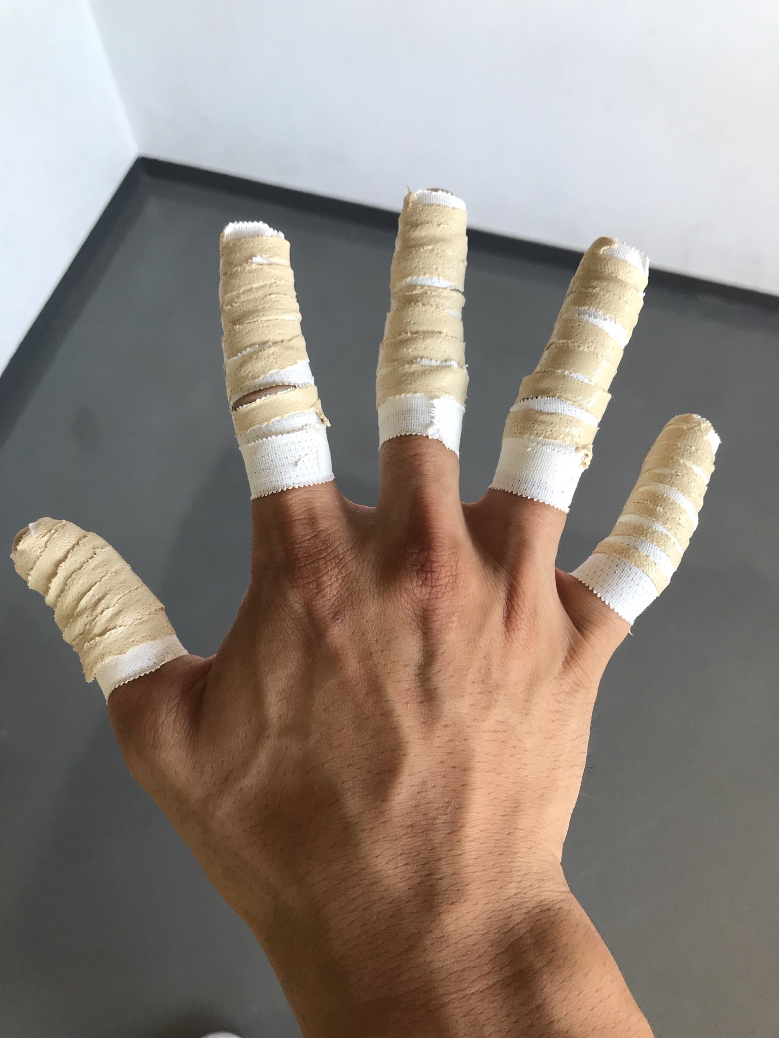 ふじもん ハンドボール選手 中高生ハンドボーラー必見 今回ふじもんおすすめの 粘着力up 指 が動かしやすい少し変わった両面テープの巻き方をご紹介します ふじもん流両面テープの巻き方 1 両面テープを長めに1本切る 2 それを縦