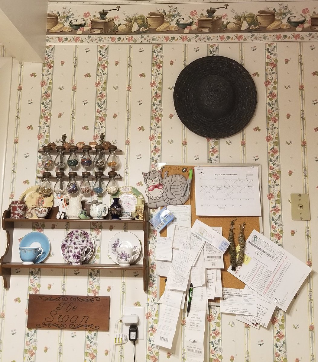 stefsewshizz's tweet photo. @KarenKilgariff @GHardstark check this wallpaper in my kitchen 😁 https://t.co/9EBzWTdont