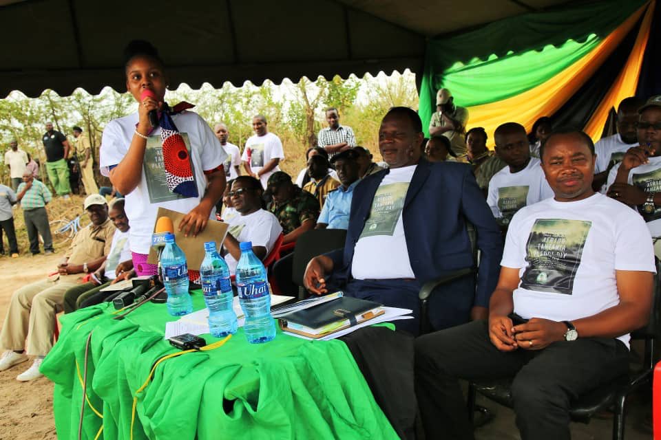 jokateM's tweet photo. Baada ya kuhitimisha Operation yetu ya siku sita ndani ya hifadhi ya Ruvu Chini iliyoisha Jumamosi iliyopita salama na kufungwa na Mhe DC wa Kibaha. Jana Kisarawe tulipata heshima ya kupokea ugeni mkubwa wa Naibu Waziri wa Maliasili na Utalii Ndg. Japhet Hasunga (mb). https://t.co/khIeGxfogY