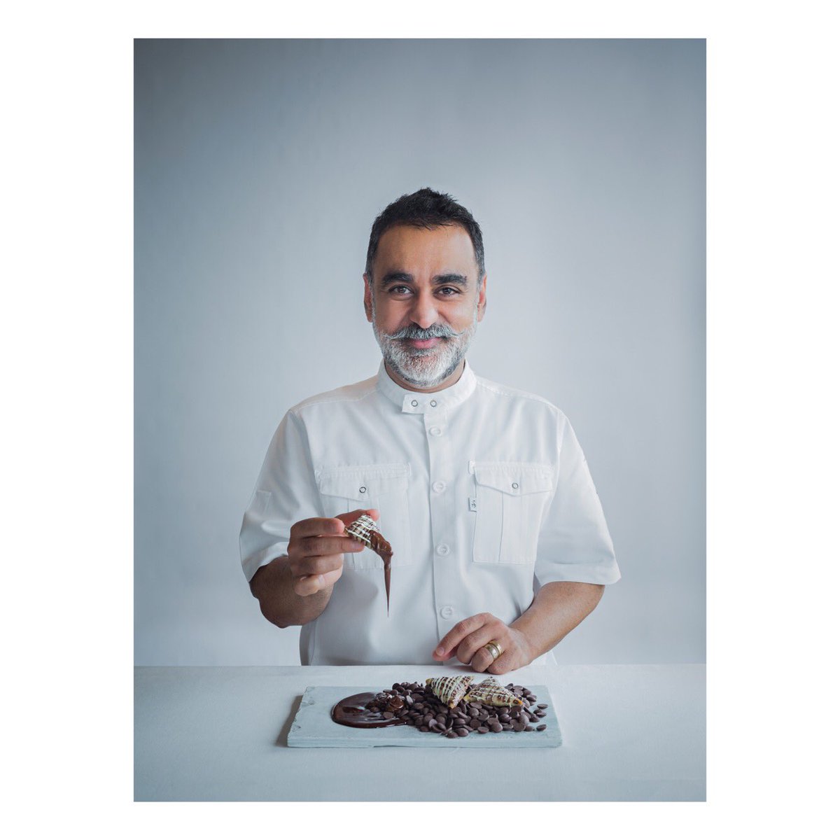 TheVineetBhatia's tweet photo. A huge thank you to Jalaj Tyagi for the wonderful capture with one of our signature dish - CHOCOMOSA
#vineetbhatia #vineat #chefvineet #cheftraveller #globalbritindian #kitchenart #dessert #mithai #sweets #chocomosa #chocolatesamosa #chocolate https://t.co/8osvup2Oq9