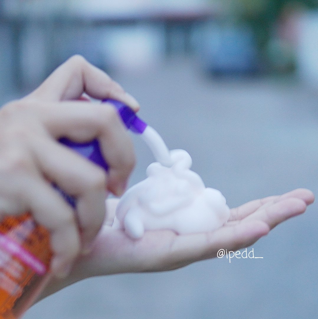 ipedd_'s tweet photo. ช่วงนี้ประจำเดือนมาสิวก็ขึ้นหน้าก็มันไปตามระเบียบ เลยเปลี่ยนโฟมล้างหน้าหน่อย clean&amp;clearอันนี้ง่ายสะดวกมากไม่ต้องตีโฟม ล้างแล้วหน้าไม่แห้งไม่ตึงไม่มันเพิ่ม หาซื้อง่ายเซเว่นขายขวดละ139บาท.
#โตแล้วไม่ตีโฟม #Whipfoamหน้าใสAuto https://t.co/rQESyS57RR