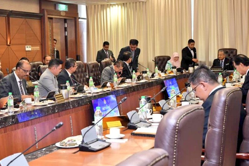 DrAliHamsa's tweet photo. Menghadiri Mesyuarat Jawatankuasa Khas Mengenai Pengurusan Pekerja Asing di Malaysia yang dipengerusikan oleh YAB PM @chedetofficial 

@mkula
@myksm https://t.co/QRZ8ZcLicJ