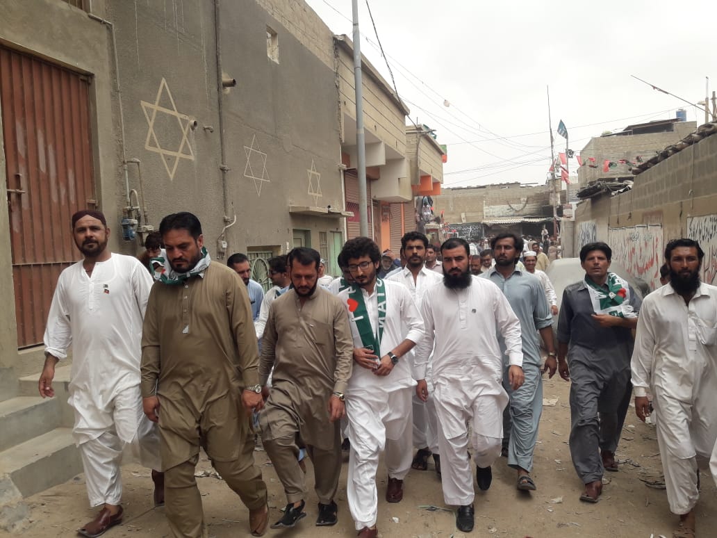AdeelAhmedSays's tweet photo. Flag hoisting at our #PTI #UC32 Bilal Colony office. Love for #Pakistan seen on every face. Huge flag prepared by youngsters. 

#IndependenceDay2018 https://t.co/KVZTZ9CVIK