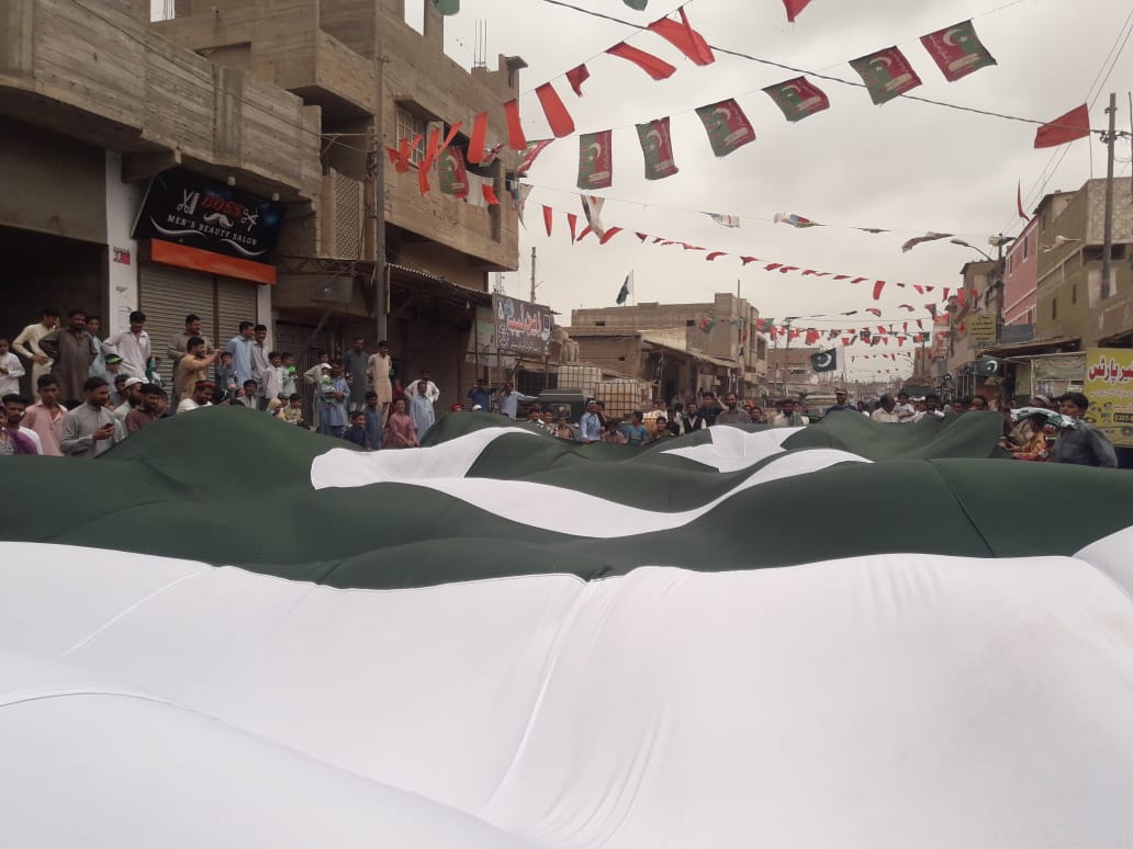 AdeelAhmedSays's tweet photo. Flag hoisting at our #PTI #UC32 Bilal Colony office. Love for #Pakistan seen on every face. Huge flag prepared by youngsters. 

#IndependenceDay2018 https://t.co/KVZTZ9CVIK