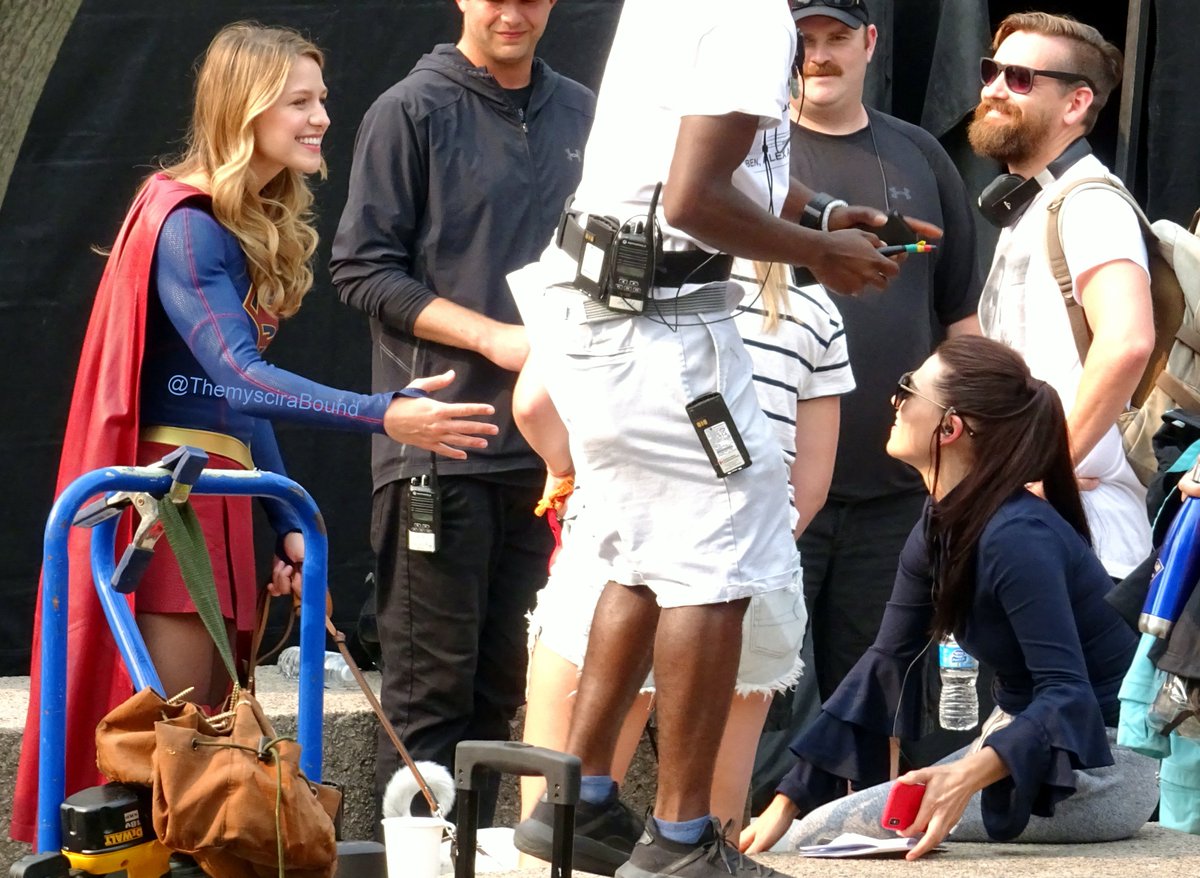 Melissa Benoist and Katie McGrath on set of #Supergirl today.  Melissa has Farley on a leash and is about to leave for a quick costume change.  Farley's tail went into overdrive when she saw Katie, lol.