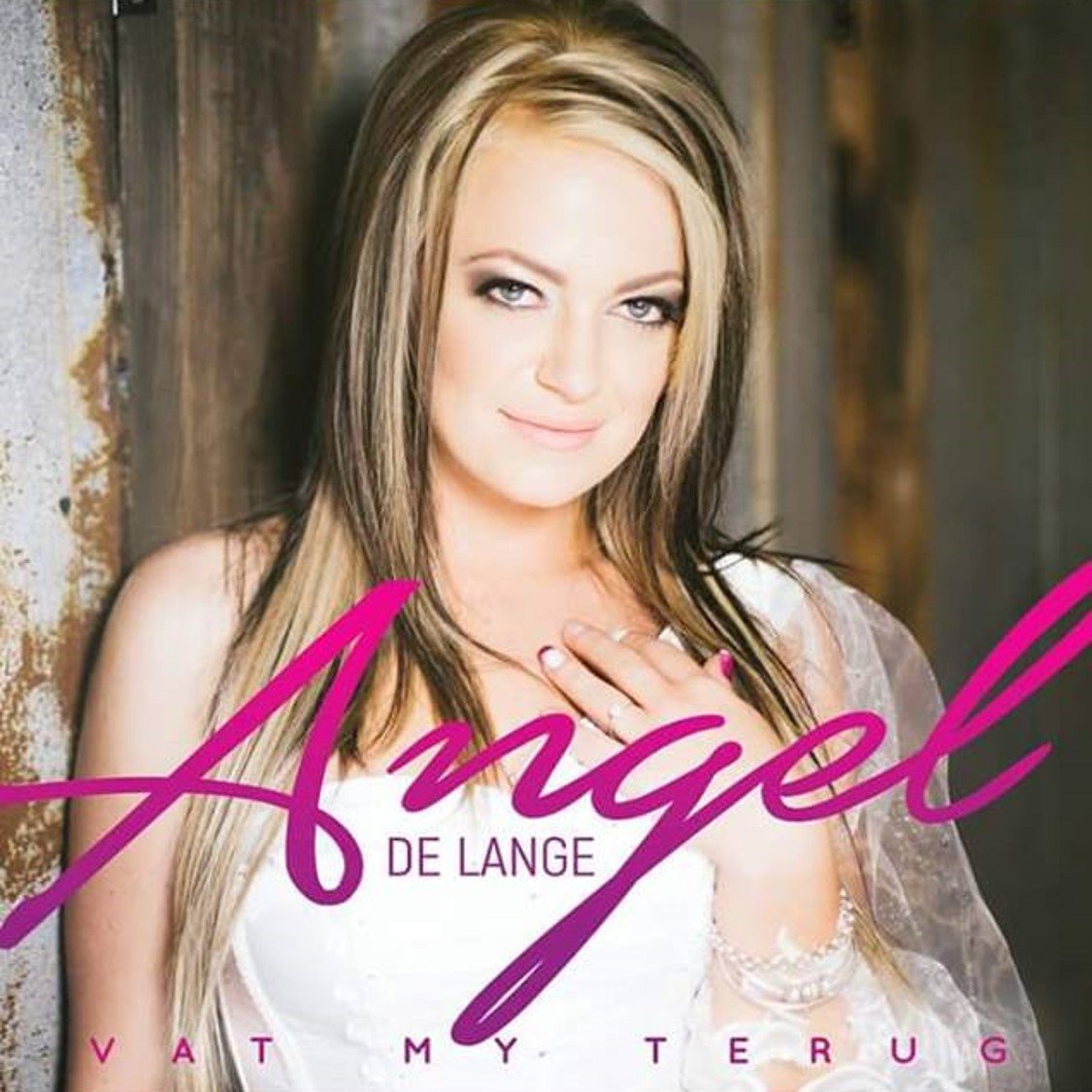 SelectMusiek's tweet photo. Jy het vanjaar op die verhoog gesien by #Krone5 en nou kan jy @Angel_DeLange_ Blad debuut album aanlyn luister van haar eie gunstelinge wat sy bietjie afgestof het. Klik op die skakel en kry die album nou: https://t.co/LMbyukIH8h

#VatMyTerug #Country #CountryRock #Gunstelinge https://t.co/nhgoxYVKRc
