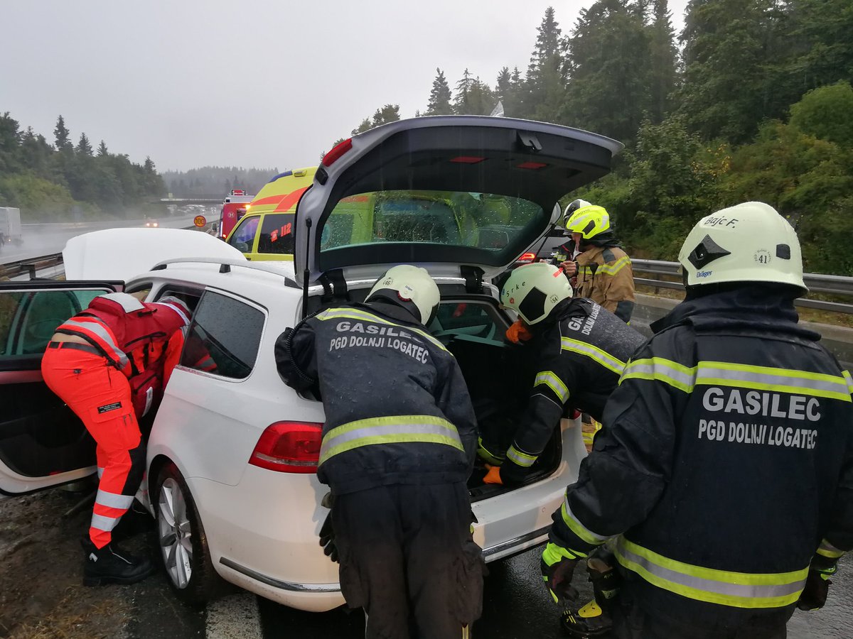 GasilciLOGATEC's tweet photo. Ob 6.49 se je na avtocesti Koper - Ljubljana pred počivališčem Lom, smer Ljubljana, osebno vozilo zaletelo v odbojno ograjo. Gasilci PGD Dolnji Logatec in GB Ljubljana so zavarovali kraj nesreče, odklopili akumulator ter s tehničnim posegom rešili osebo iz avta. https://t.co/4Oce74COQQ