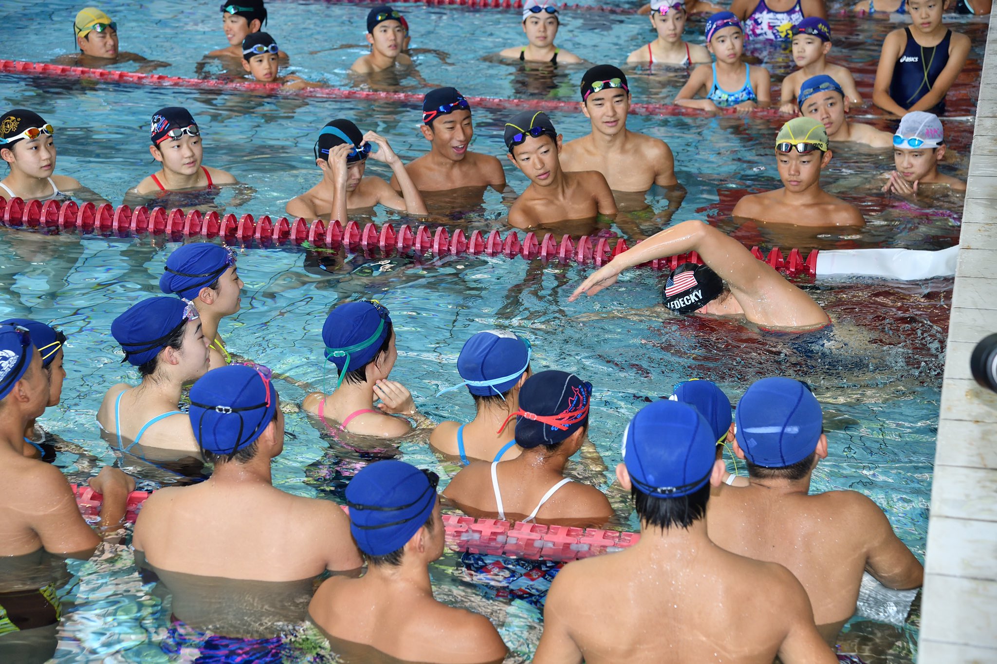 アメリカ大使館 8月14日 五輪金メダリストのケイティ レデッキー選手が 東京五輪 パラリンピックで米選手団をホストする世田谷区とアメリカ大使館主催の水泳教室で講師を務め 参加した子どもたちとの交流を楽しみました Katieledecky Go4gold