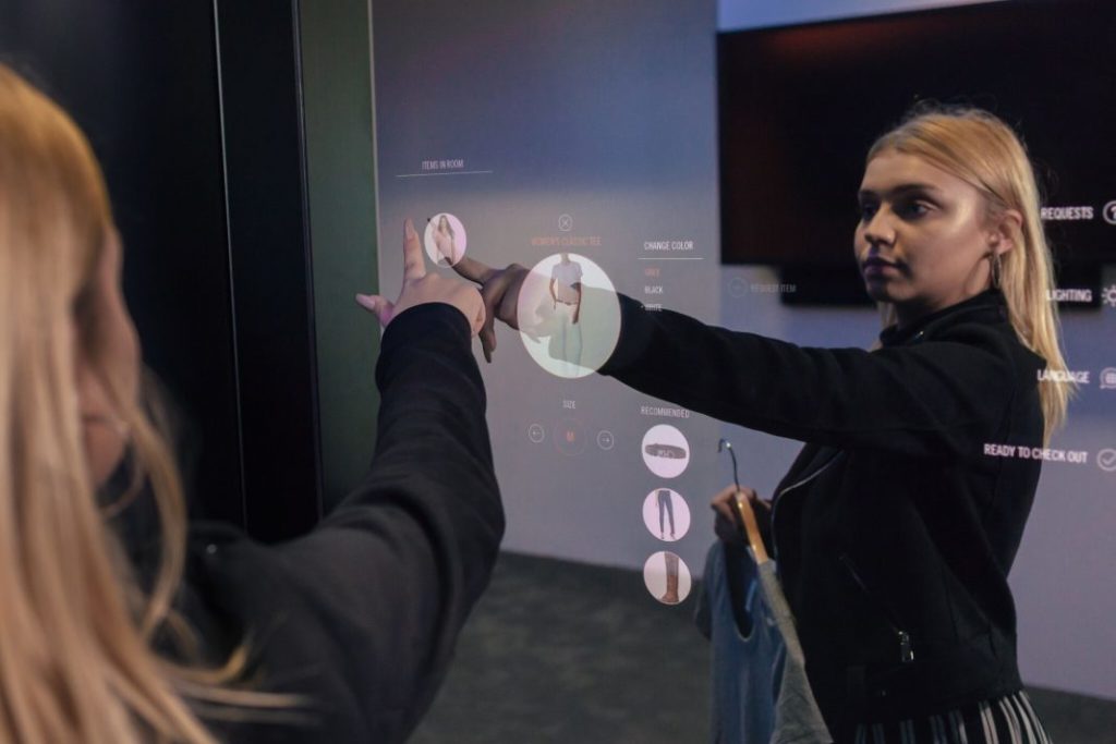 When offline become online. #SmartMirrors
bit.ly/2BaBZC5